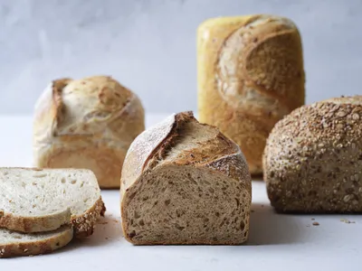 Lichtbruin brood met (gekiemde) granen