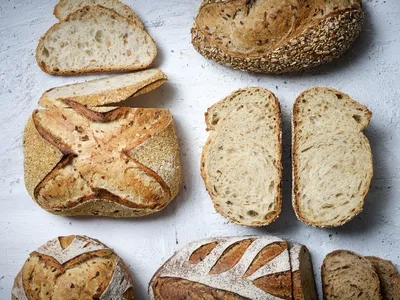 Lichtbruin brood van weleer met (gekiemde) granen