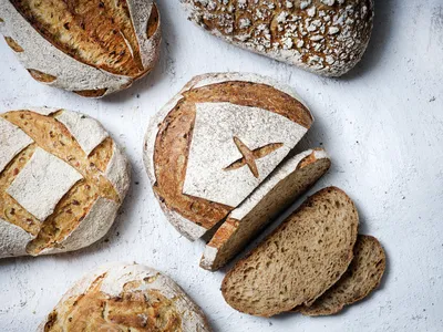 Lichtbruin desembrood met (gekiemde) granen