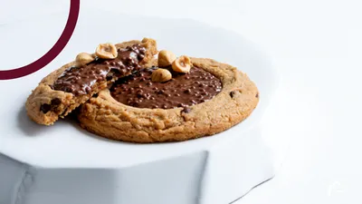 Knapperige Cookie met Hazelnoottopping Cacao-Trace gecertificeerd